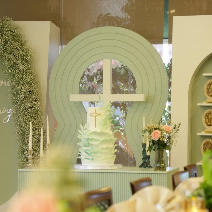 Dancing empty wall for events, light green with souvenirs, tables and flowers.