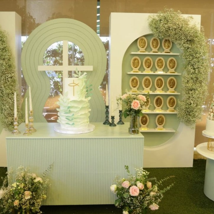 Dancing empty wall for events, light green with souvenirs, tables and flowers.