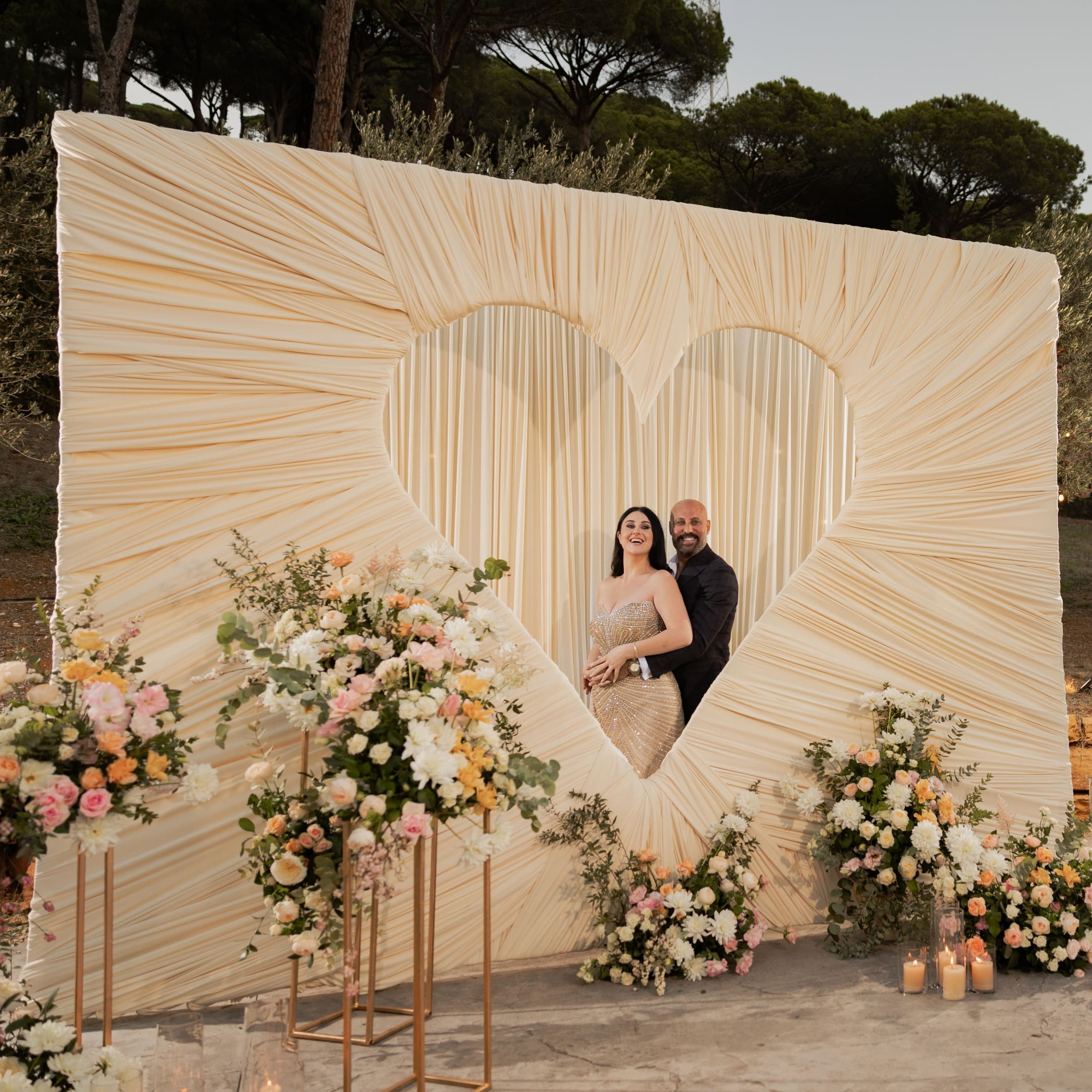 Giant heart frame photobooth for weddings and engagement